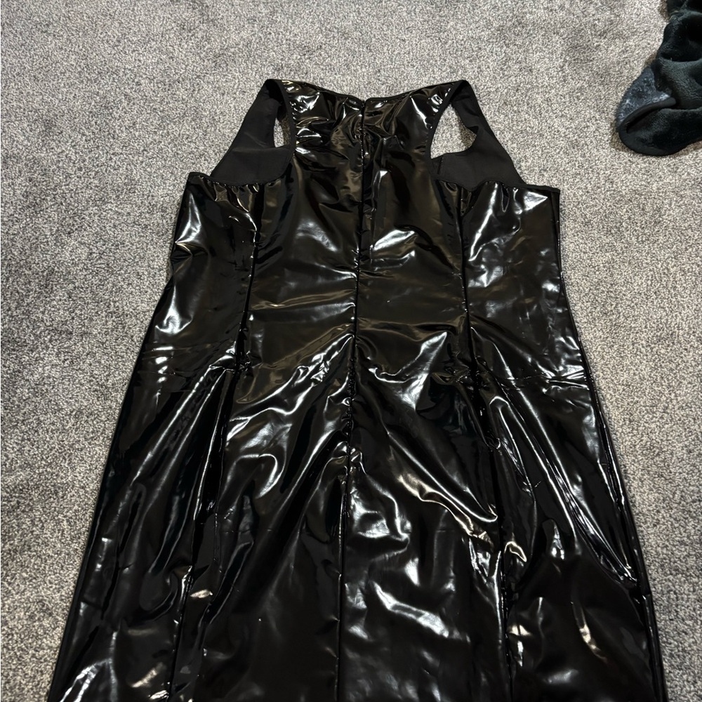 Elegant Black Sleeveless Dress - Picture 2 of 4